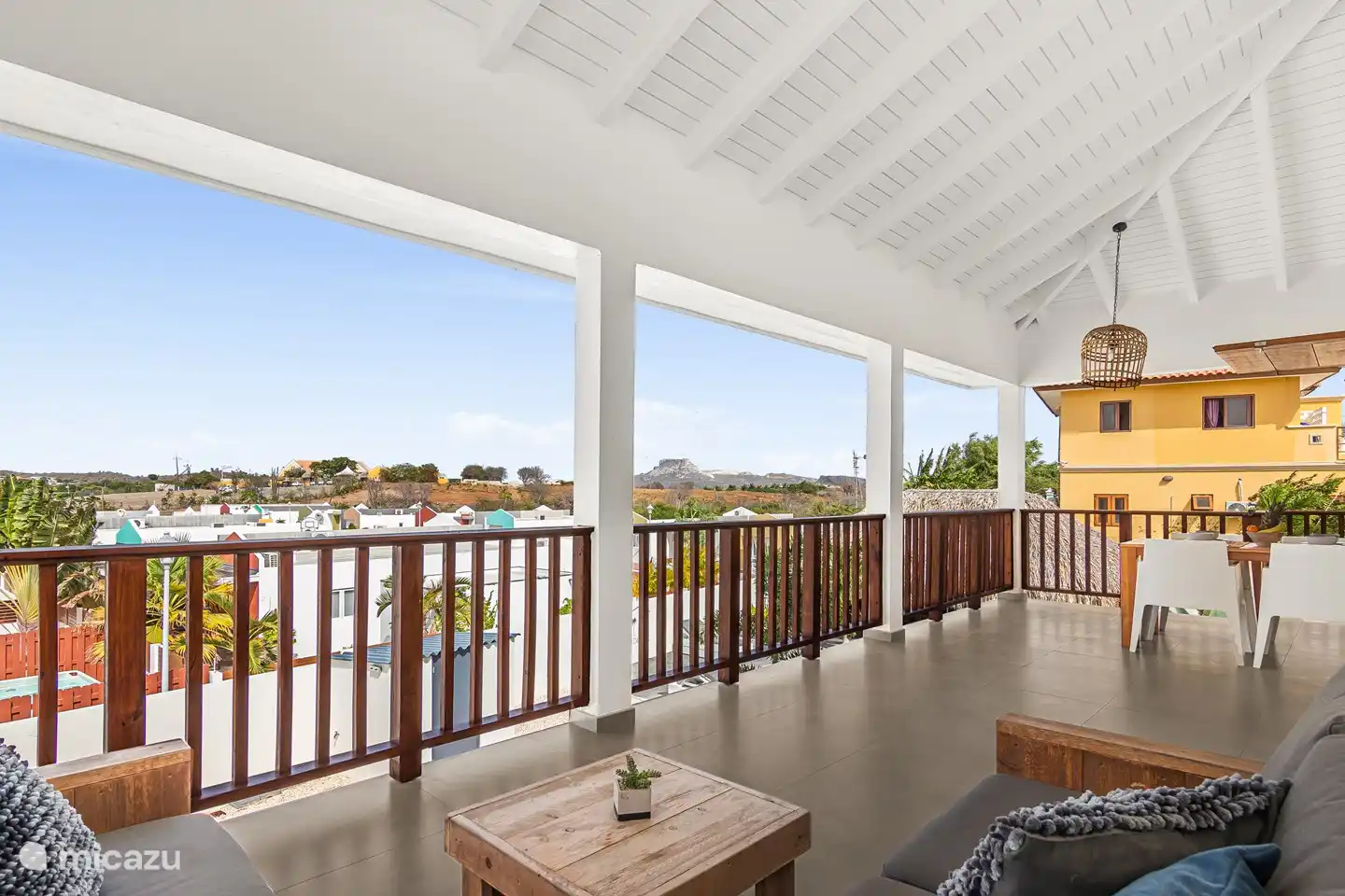 Na een stranddag kunt u heerlijk even nagenieten in het loungehoekje op het privé terras