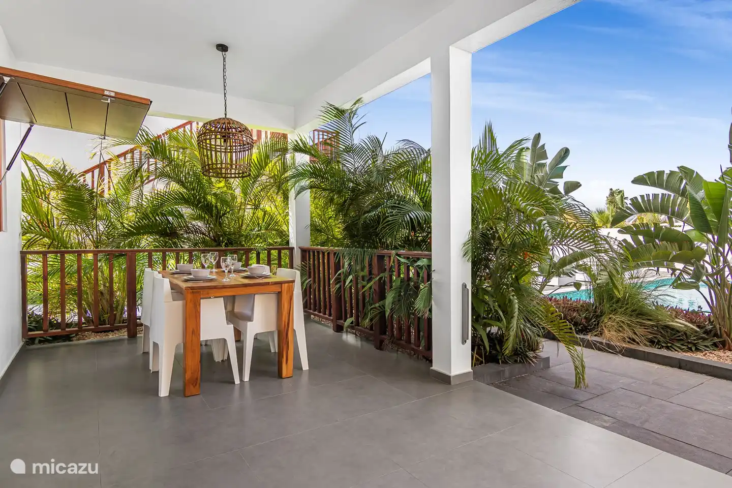 U heeft beneden veel privacy op het privé terras door de beplanting in de tuin. 