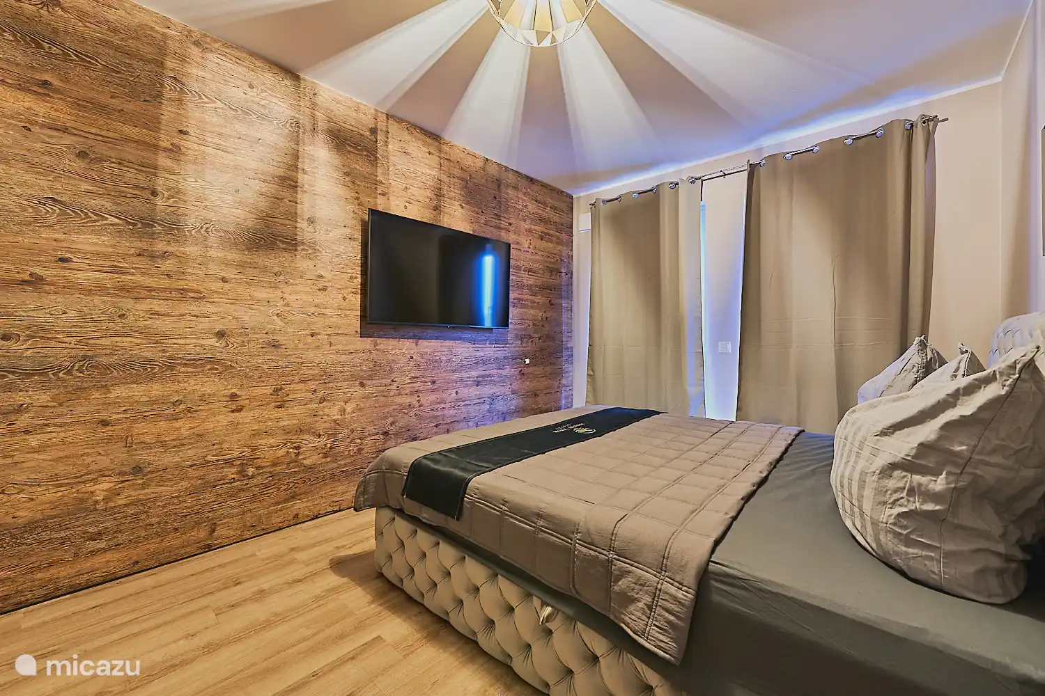 Zweites Schlafzimmer mit bequemem Doppelbett und TV – ideal zum Entspannen am Abend.