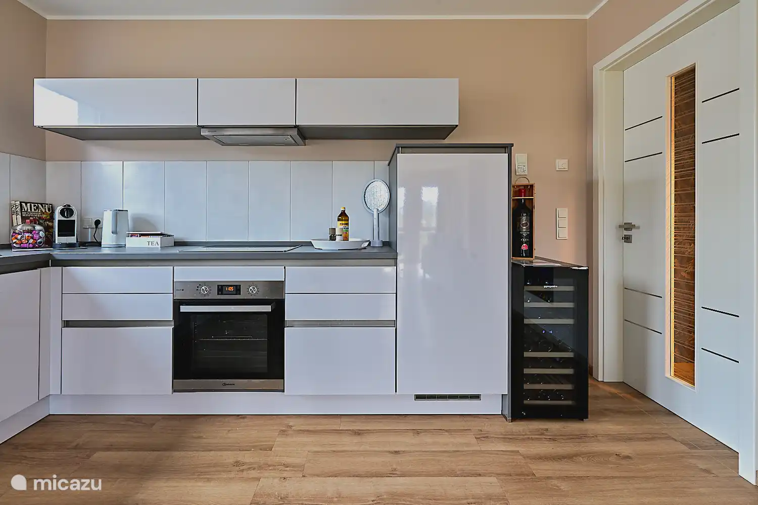 Ausgewählte Markenweine stehen gegen Gebühr im Weinkühlschrank zur Verfügung.