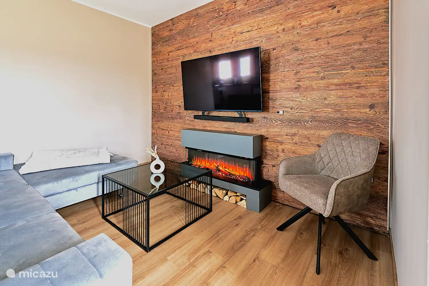 Gemütlicher Wohnbereich mit Smart-TV und elektrischem Kamin für entspannte Abende in angenehmer Atmosphäre.