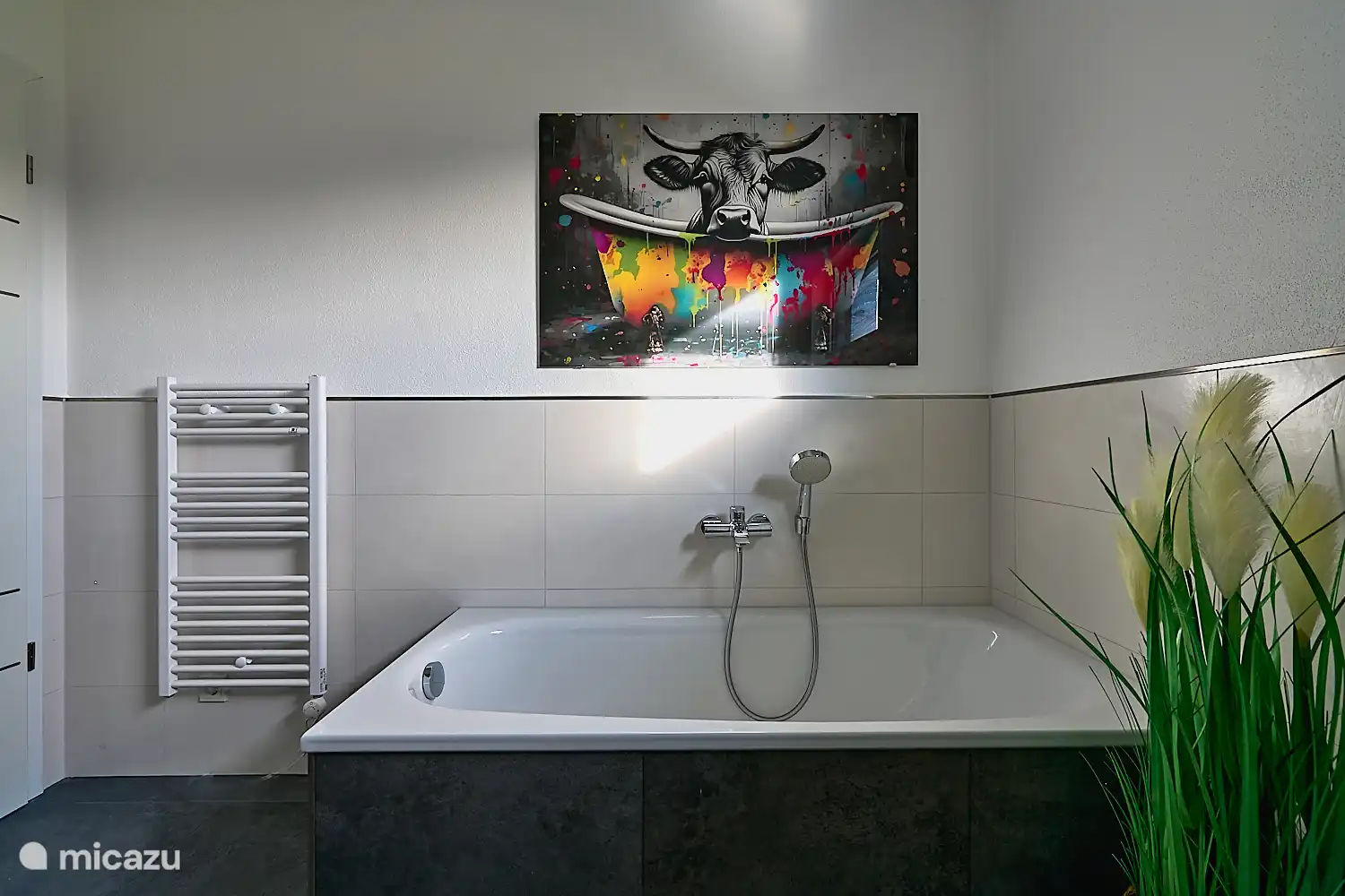 Modernes Badezimmer mit Dusche und Badewanne, viel Platz und heller, freundlicher Gestaltung.