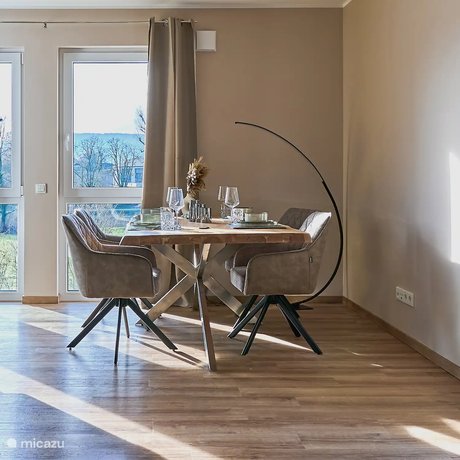 Großzügiger, lichtdurchfluteter Wohn- und Essbereich mit moderner Ausstattung.