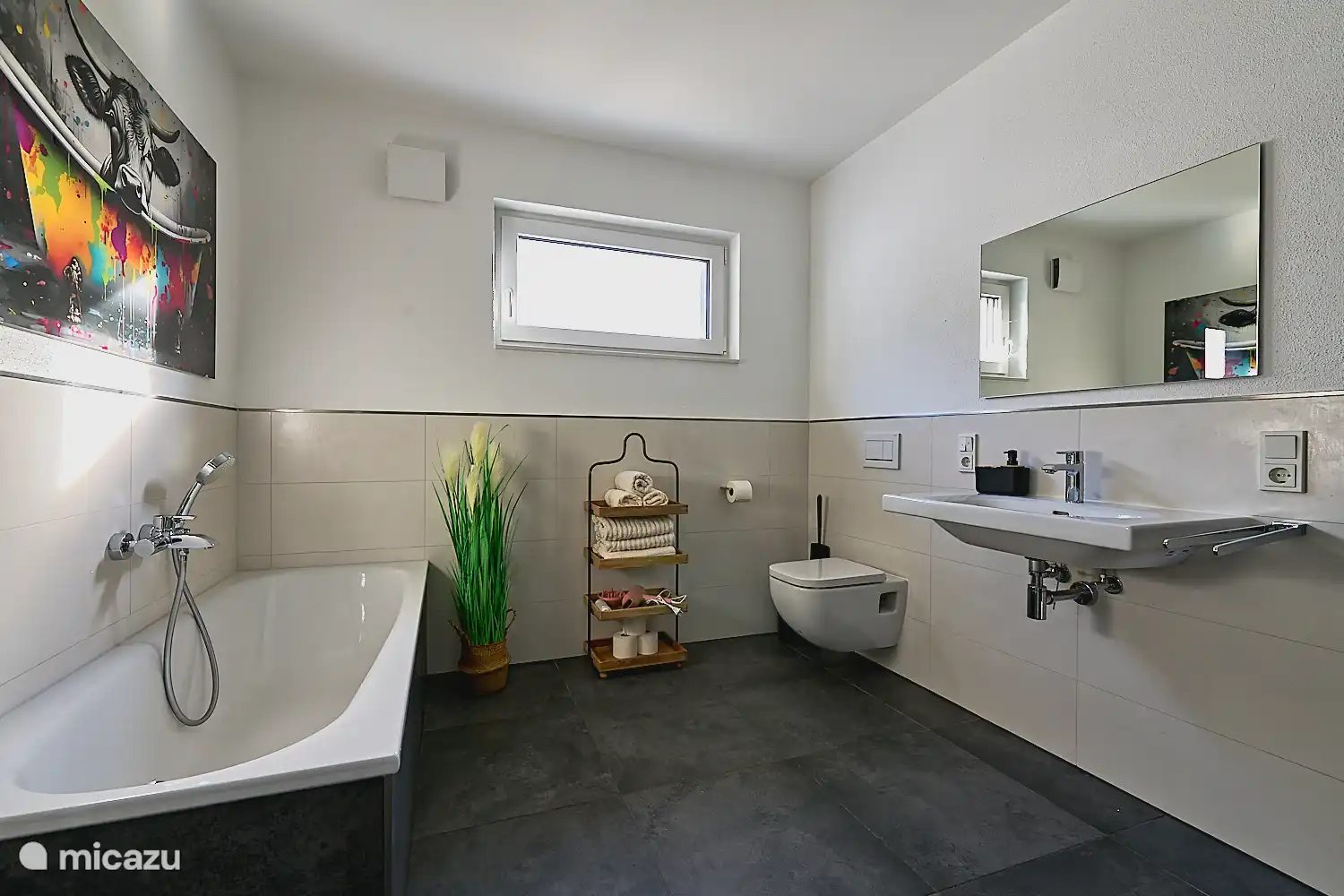 Modernes Badezimmer mit Dusche und Badewanne, viel Platz und heller, freundlicher Gestaltung.