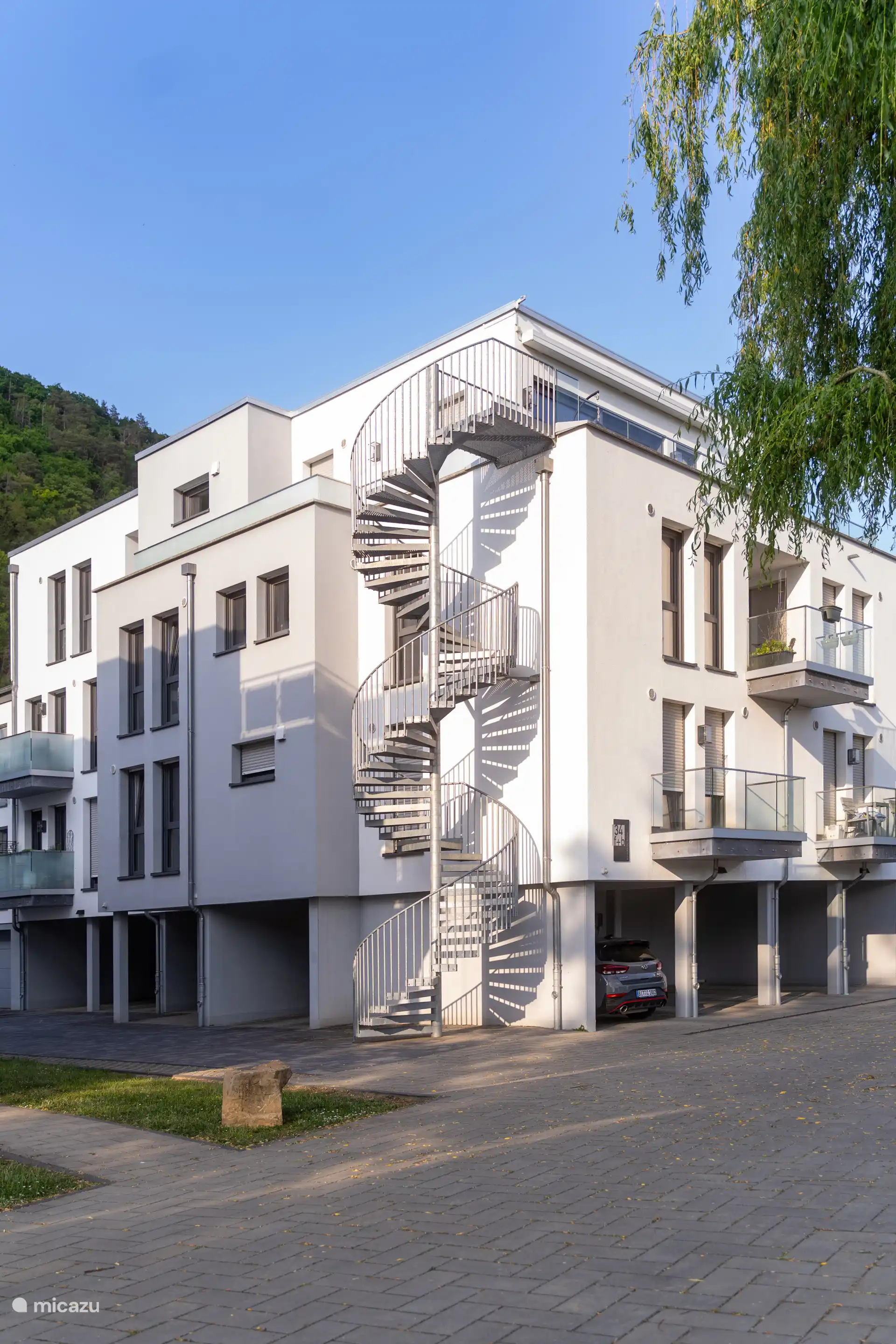 Moderne Unterkunft mit zeitgemäßer Architektur und überdachtem Parkplatz direkt am Haus. Komfortable Anreise und geschütztes Parken sorgen für einen entspannten Aufenthalt von Anfang an.