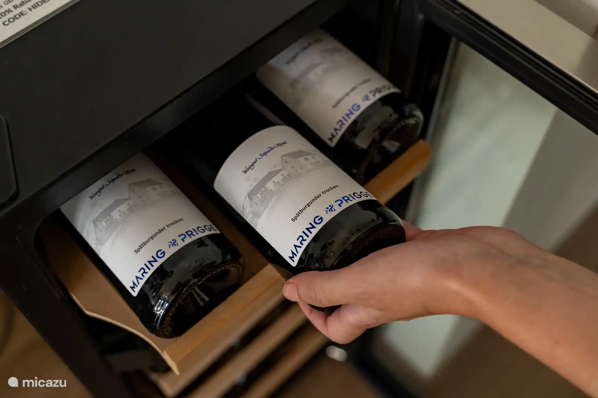 Weinkühlschrank in der Unterkunft mit ausgewählten regionalen Weinen. Die Weine stehen den Gästen gegen Gebühr zur Verfügung und laden zu genussvollen Abenden in entspannter Atmosphäre ein. ??