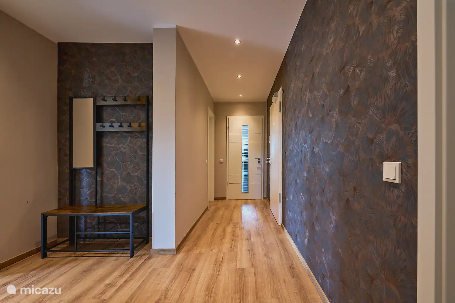 Moderner, großzügiger Flur mit stilvoller Gestaltung und viel Platz für Jacken und Schuhe.