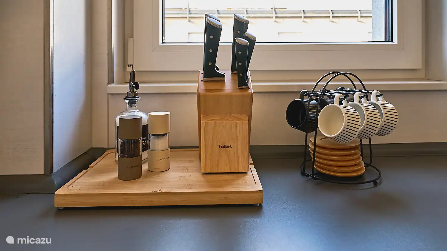 Gut ausgestattete Küche mit Messerset, Gewürzen und Kaffeeservice – alles griffbereit für den täglichen Bedarf.