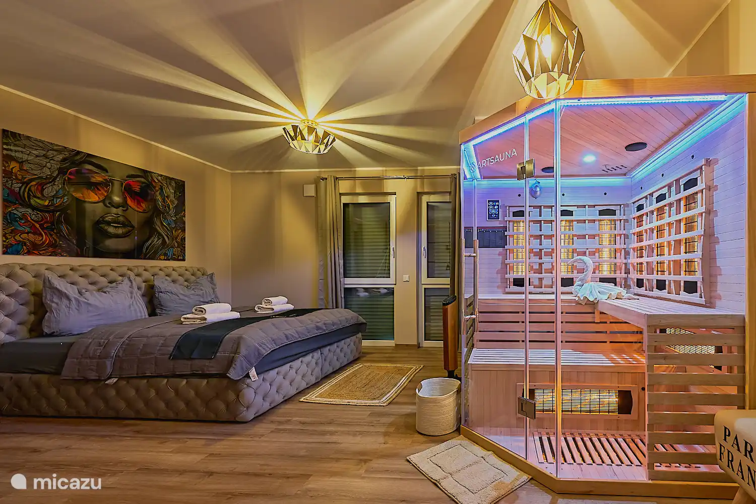 Außergewöhnliches Schlafzimmer mit integriertem Wellnessbereich und Infrarotsauna – perfekt für entspannte Auszeiten.