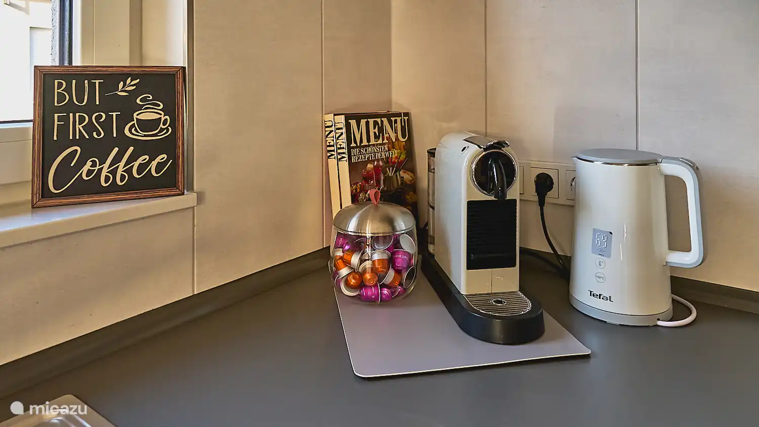 Kaffeeecke mit Kapselmaschine, Wasserkocher und Kaffeekapseln – perfekt für einen entspannten Start in den Tag.