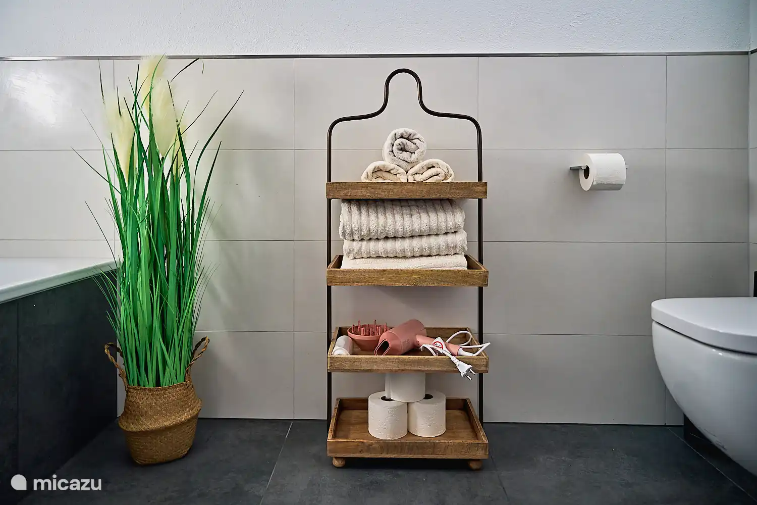 Modernes Badezimmer mit Dusche und Badewanne, viel Platz und heller, freundlicher Gestaltung.