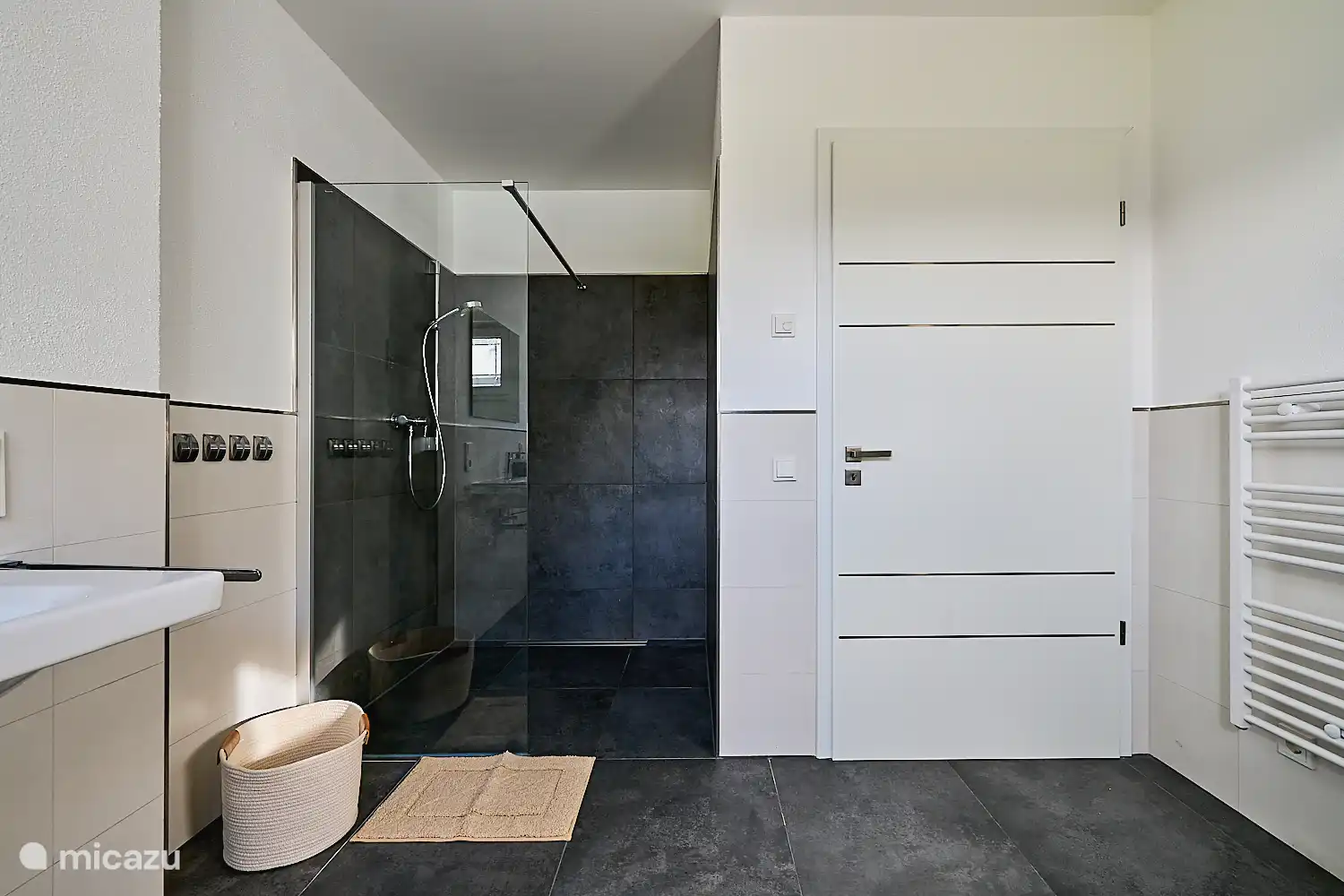 Modernes Badezimmer mit Dusche und Badewanne, viel Platz und heller, freundlicher Gestaltung.
