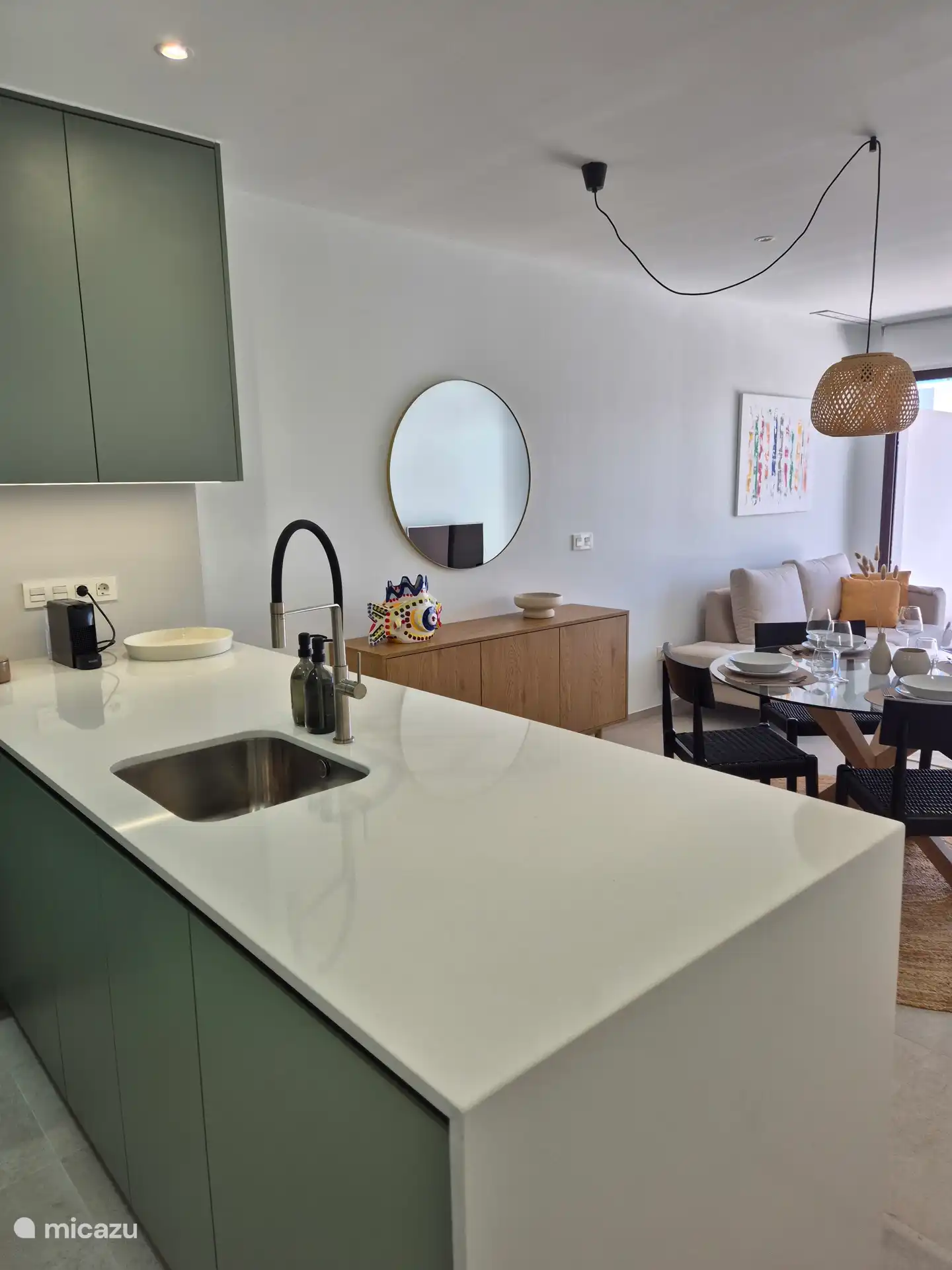 De keuken is open waardoor er een verbinding is met de eetplaats en living. 