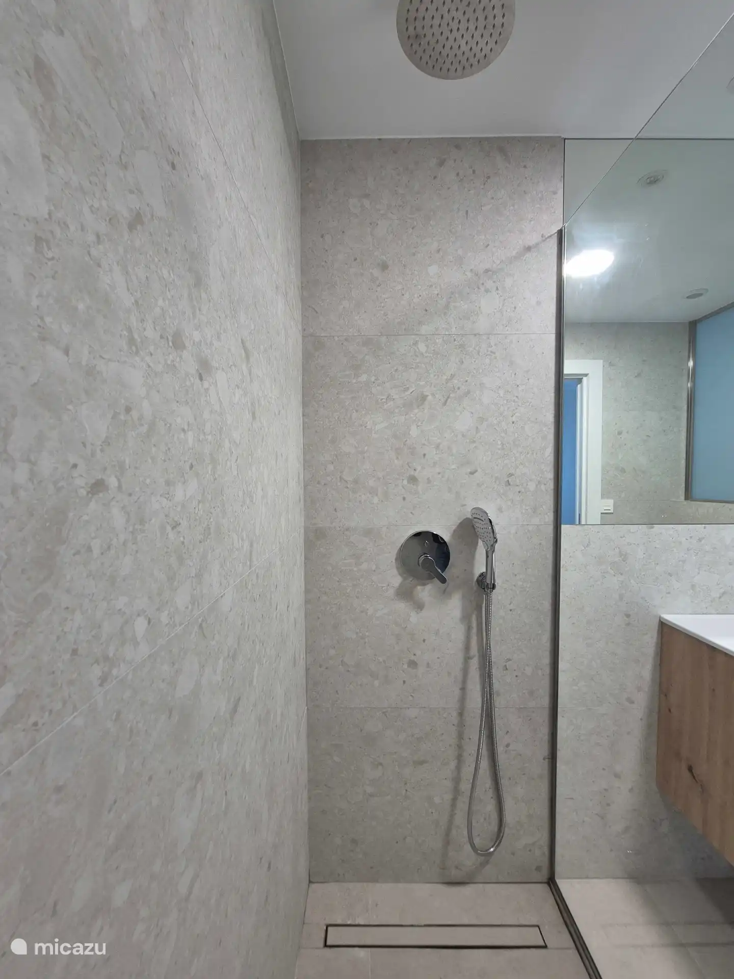 De ensuite badkamer van de master bedroom.