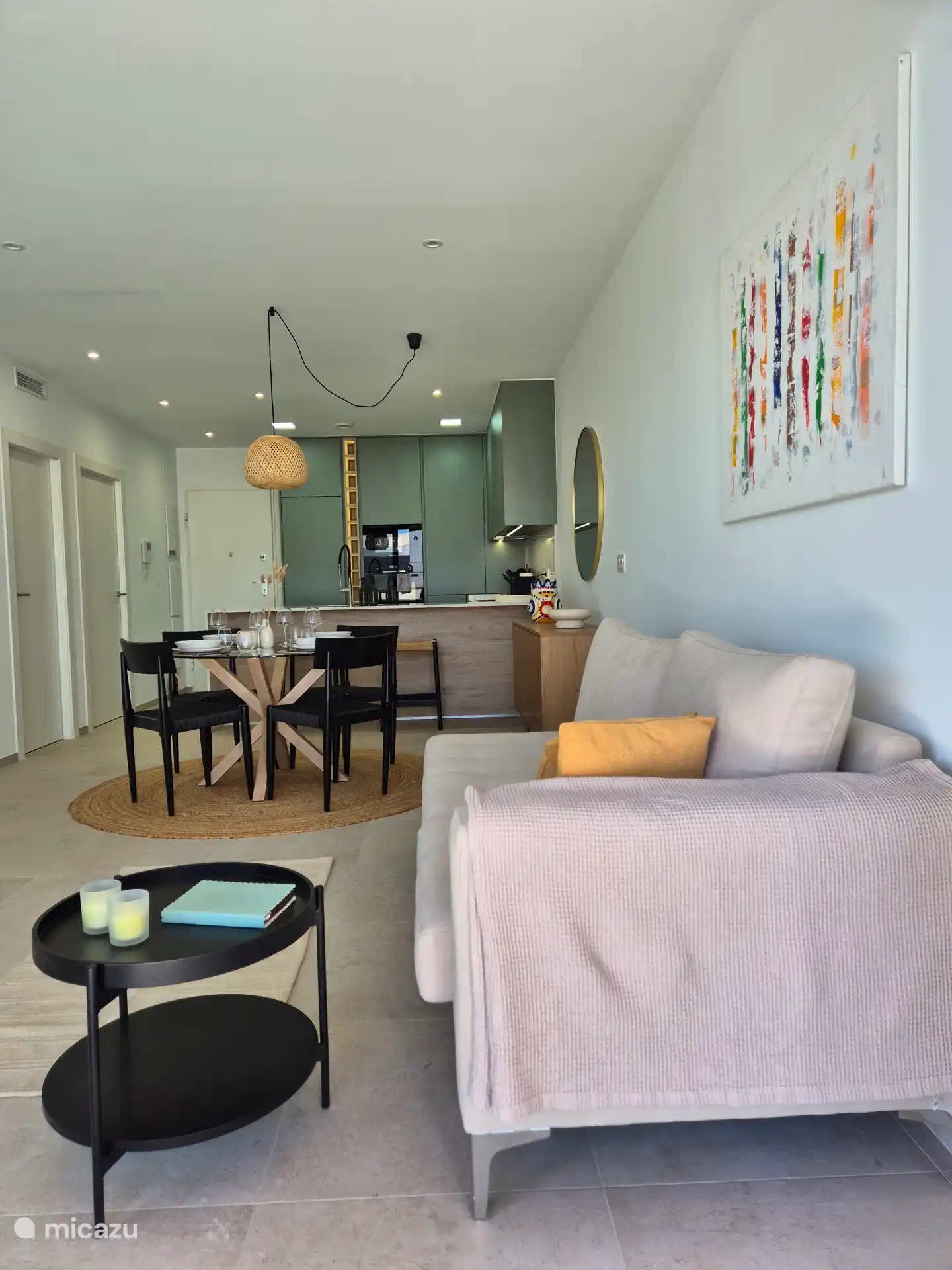 De keuken is open waardoor er een verbinding is met de eetplaats en living. 