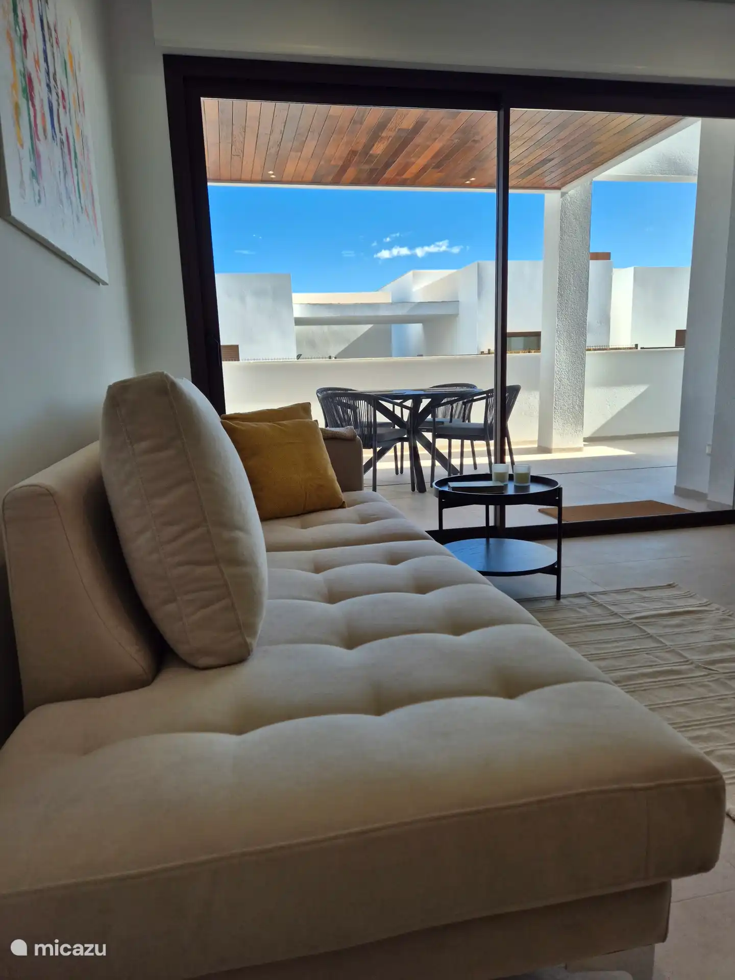 De living werd met veel zorg ingericht om u een ontspannen gevoel te garanderen tijdens de vakantie. 