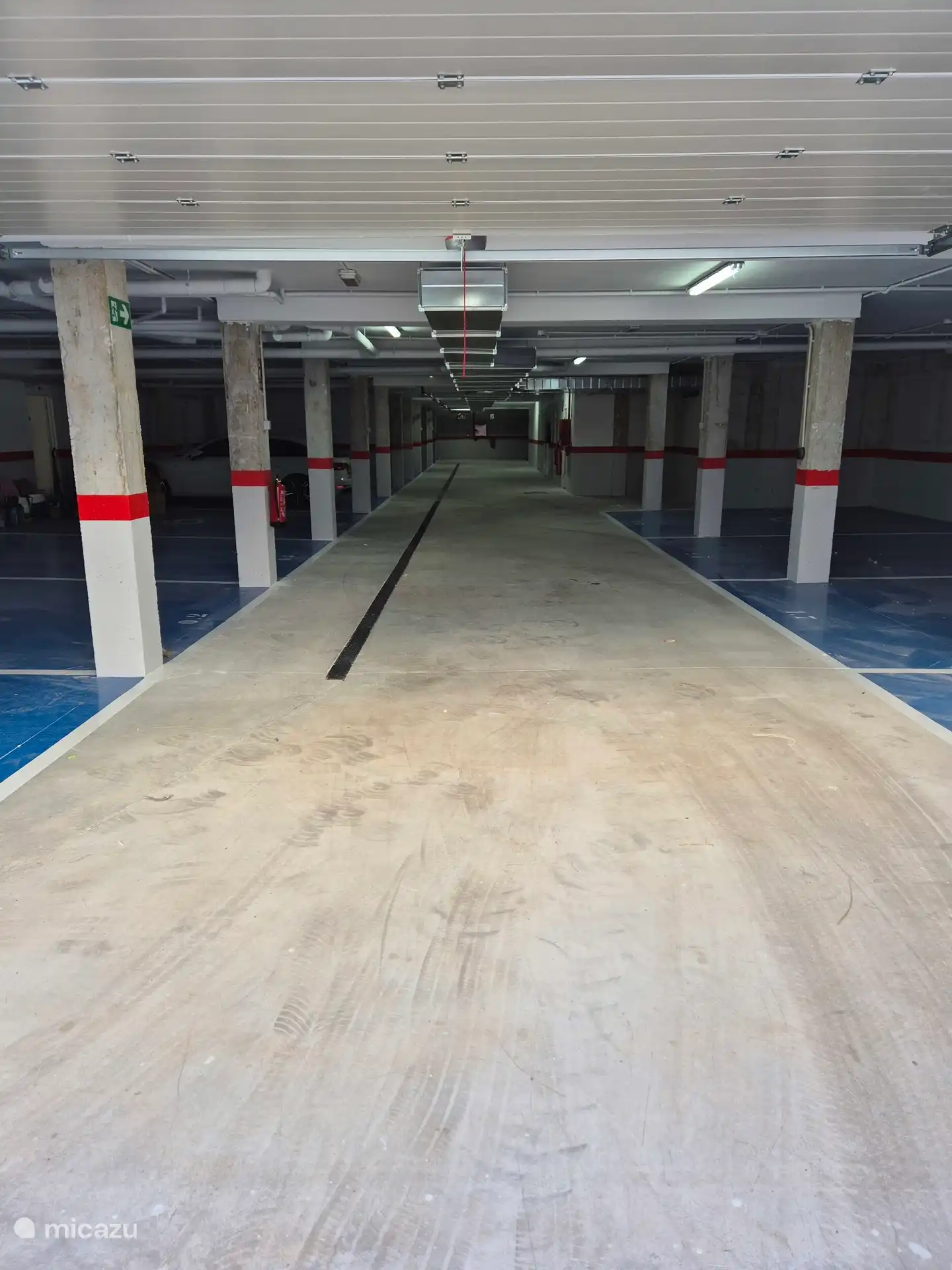 Uw auto staat veilig in de afgesloten, ondergrondse parking. 