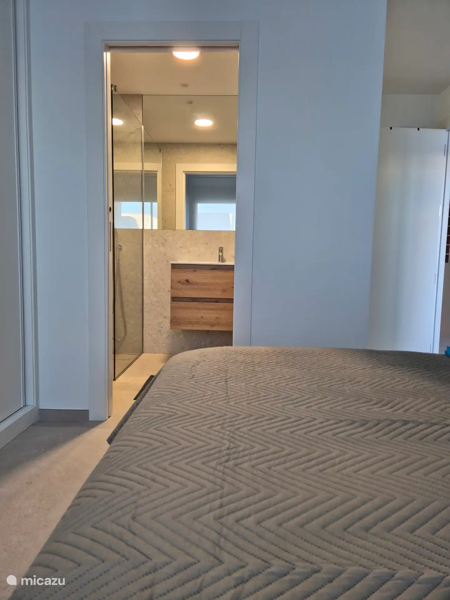 De ensuite badkamer van de master bedroom. 