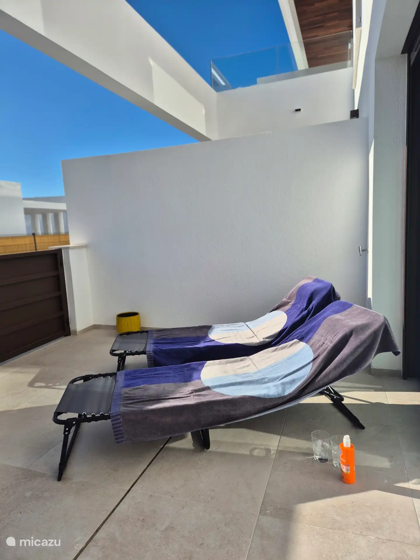 Genieten op het terras of aan het zwembad? 2 plooibare ligzetels staan klaar voor u.