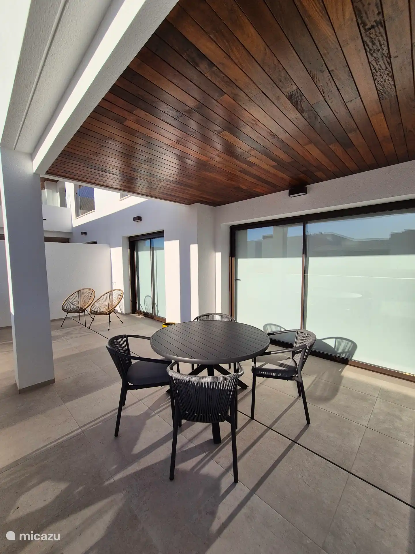 Op terras2 heb je tot de middag heerlijke ochtendzon, ontsnap je aan de hete middagzon en kan je in de namiddag weer heerlijk genieten. 