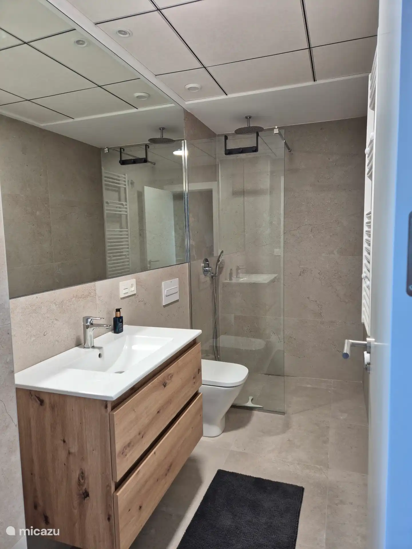 De grote aparte badkamer van slaapkamer 2.