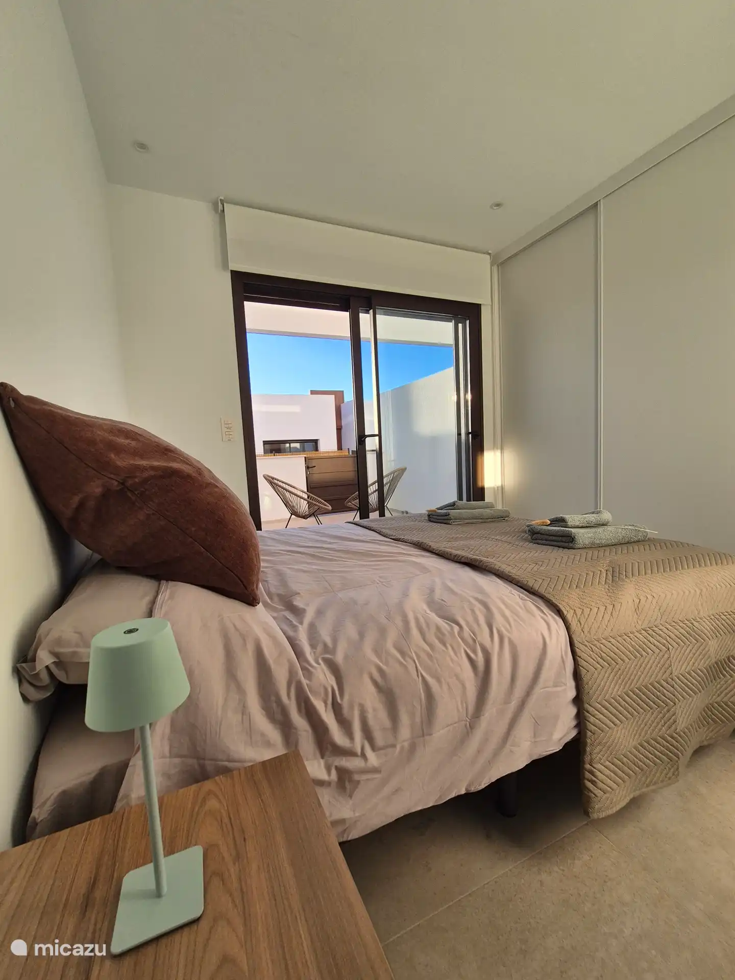 Vanuit de masterbedroom is het heerlijk ontwaken. Met ensuite badkamer en ruime ingebouwde kasten. 