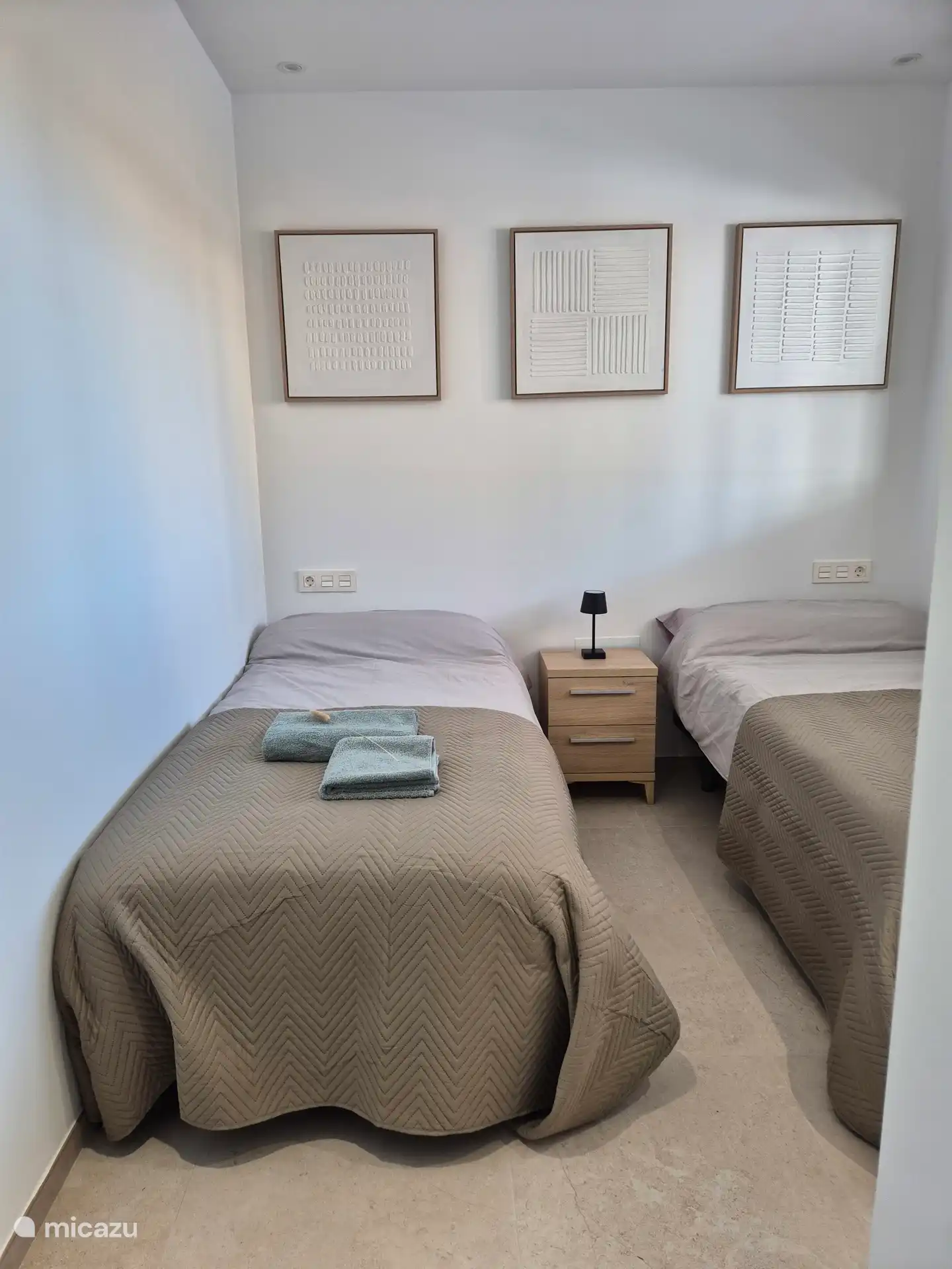 De 2de slaapkamer heeft 2 aparte bedden en een ruime ingebouwde kast. 