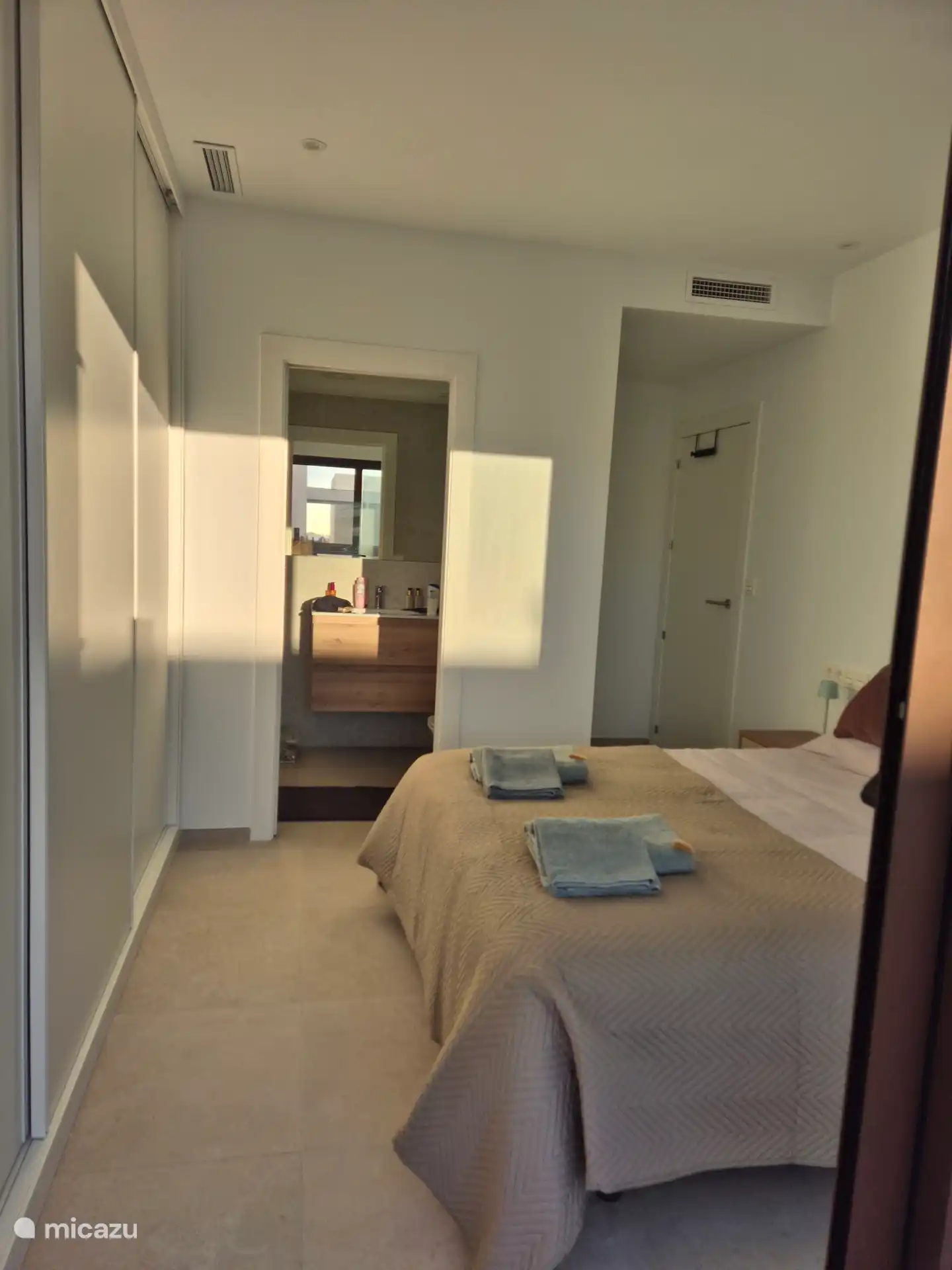 Vanuit de masterbedroom is het heerlijk ontwaken. Met ensuite badkamer en ruime ingebouwde kasten. 