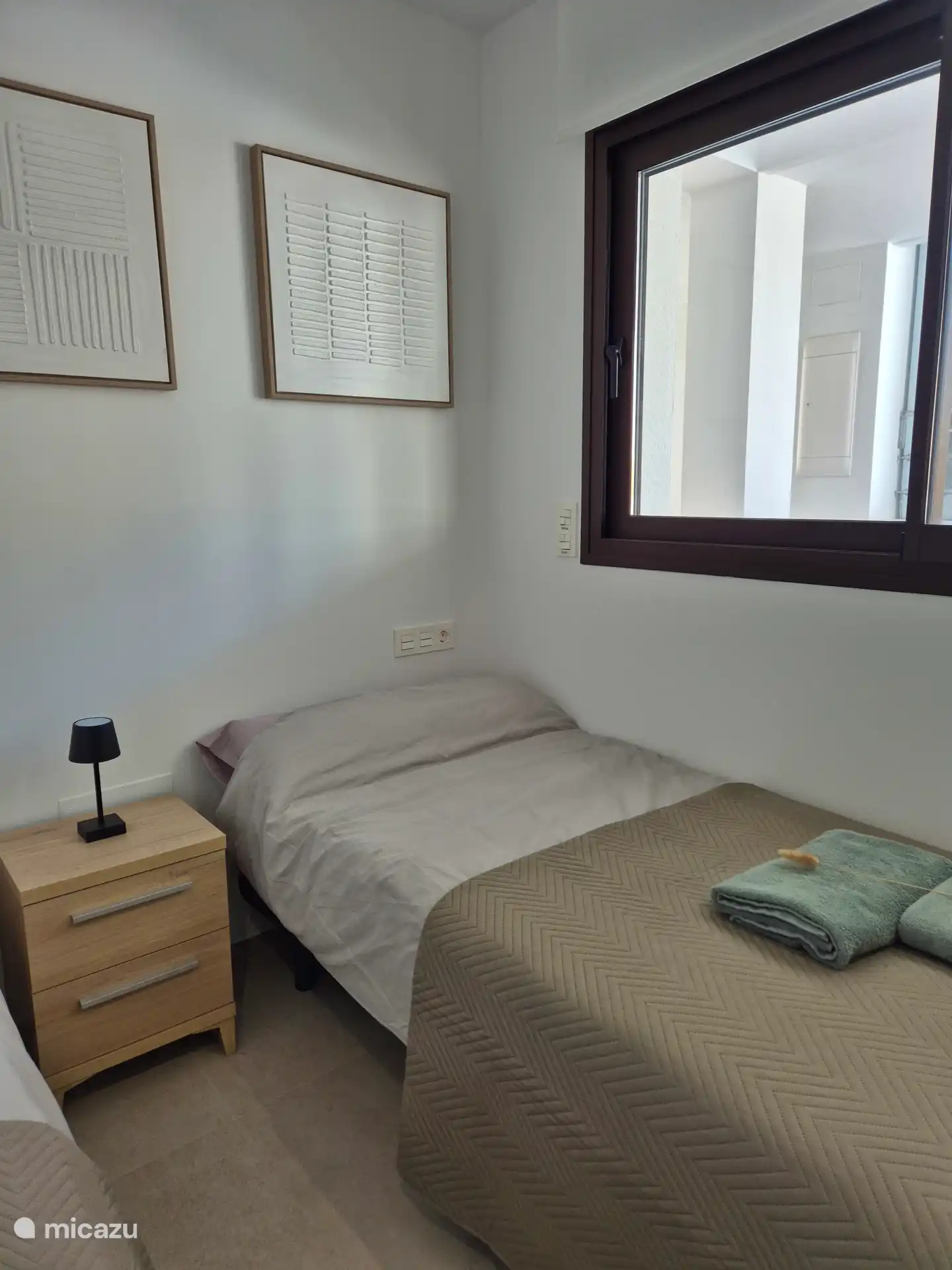 De 2de slaapkamer heeft 2 aparte bedden en een ruime ingebouwde kast. 