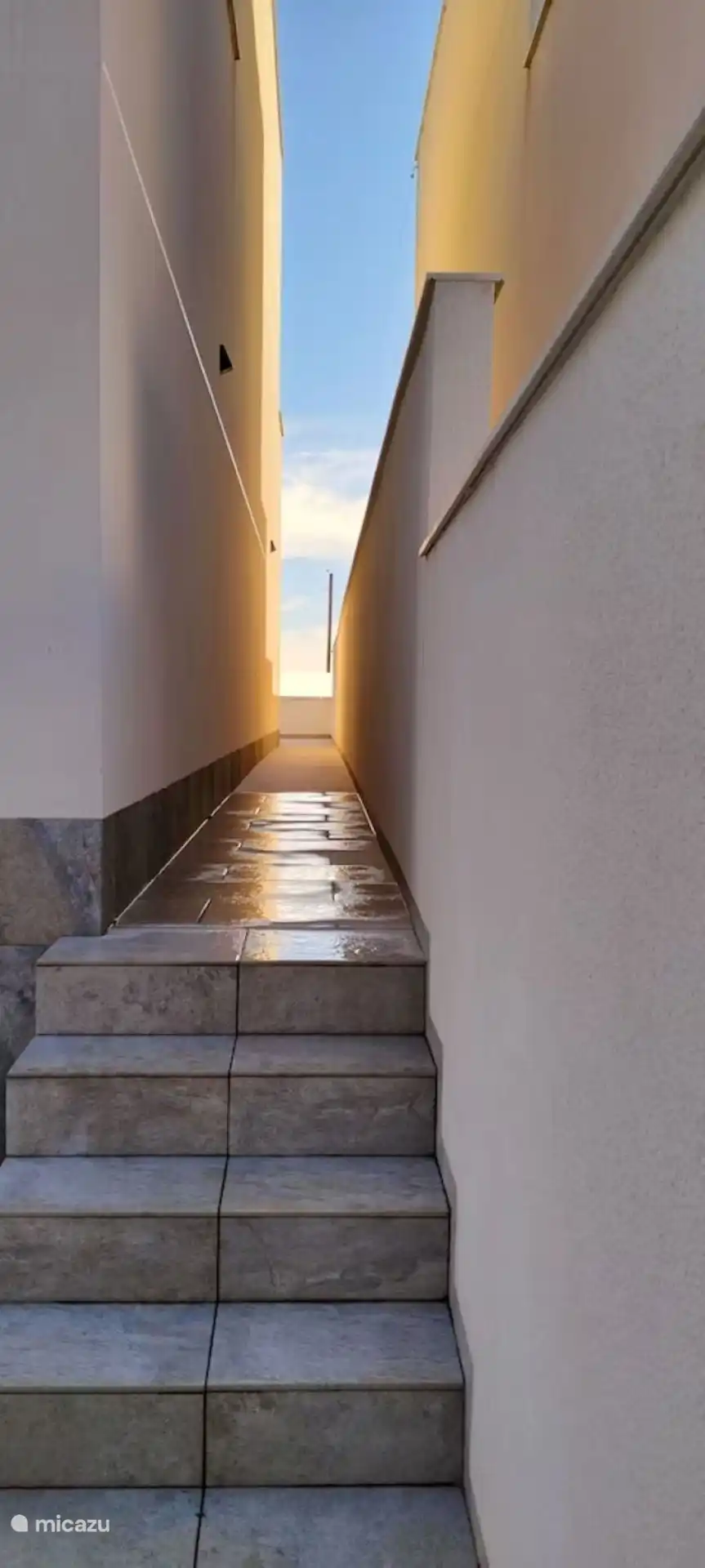 Pasillo entre las dos villas