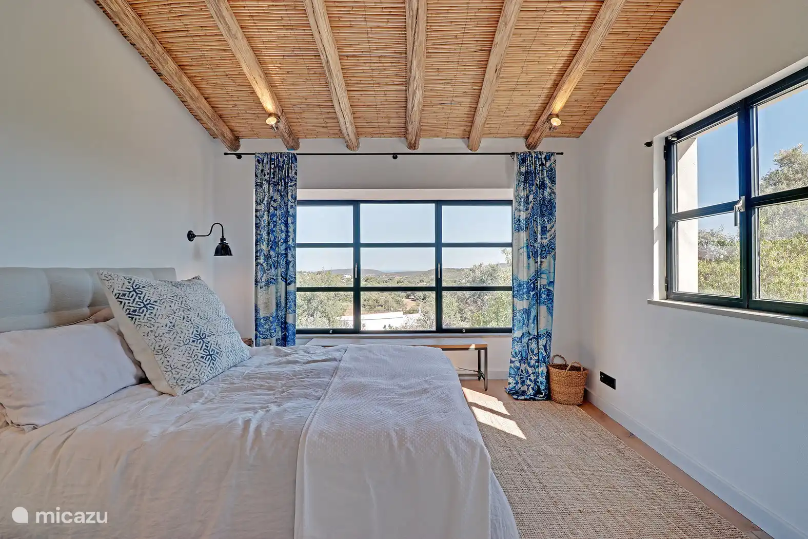 Chambre avec salle de bain attenante