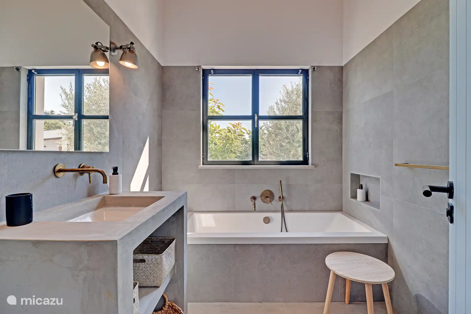 Salle de bain avec bain 