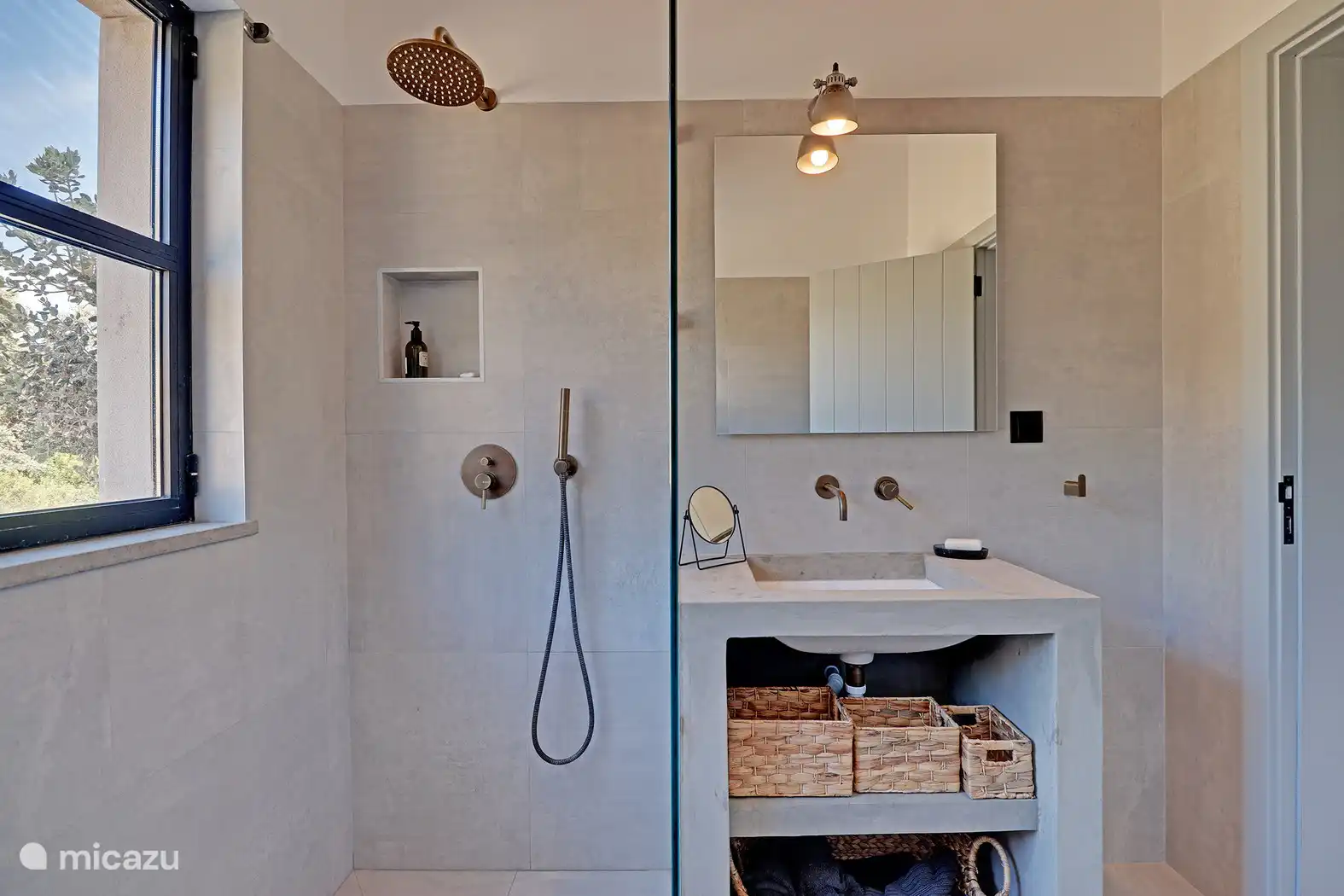 Salle de bain avec douche et toilettes