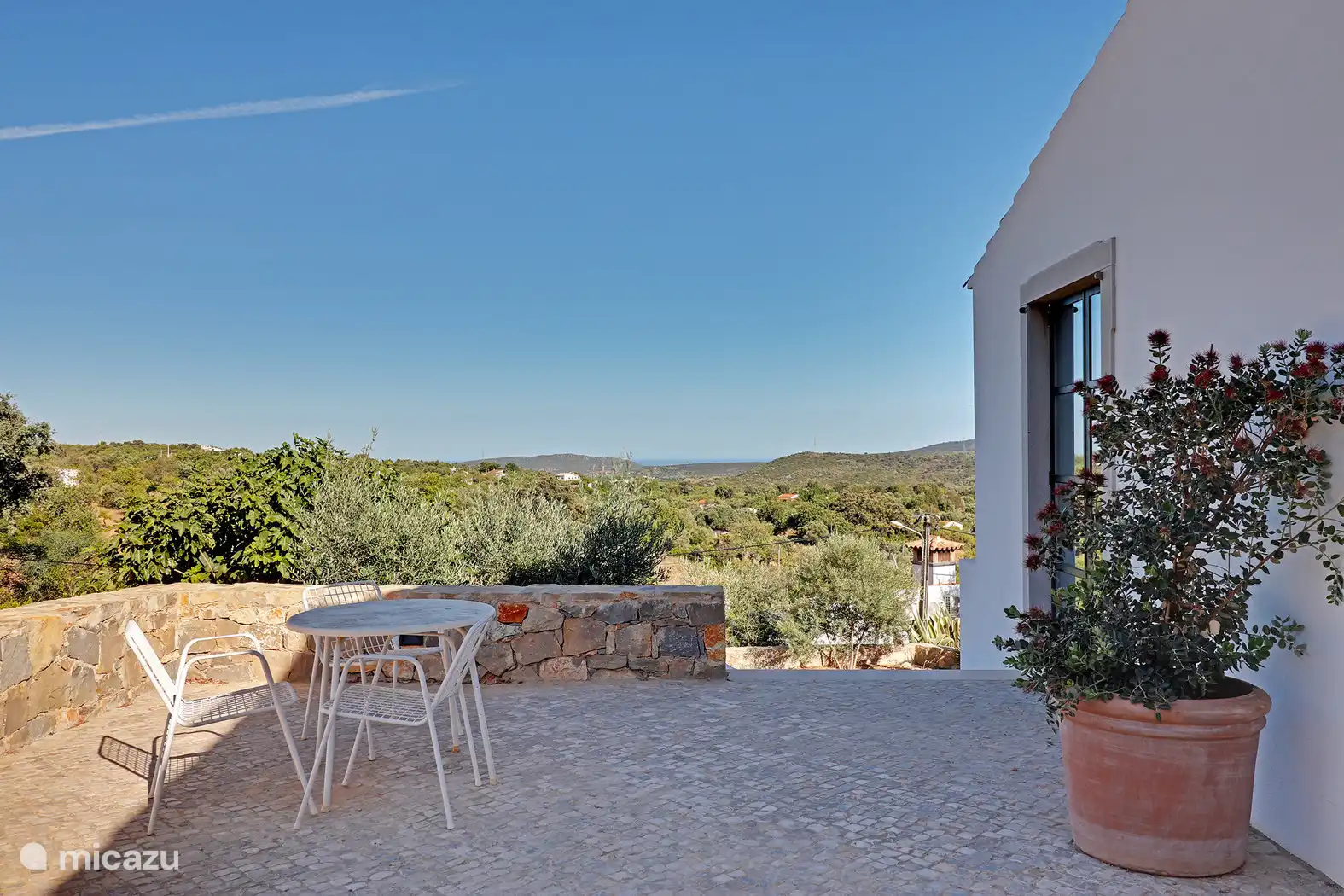 Espace salon douillet pour se détendre et profiter de la vue