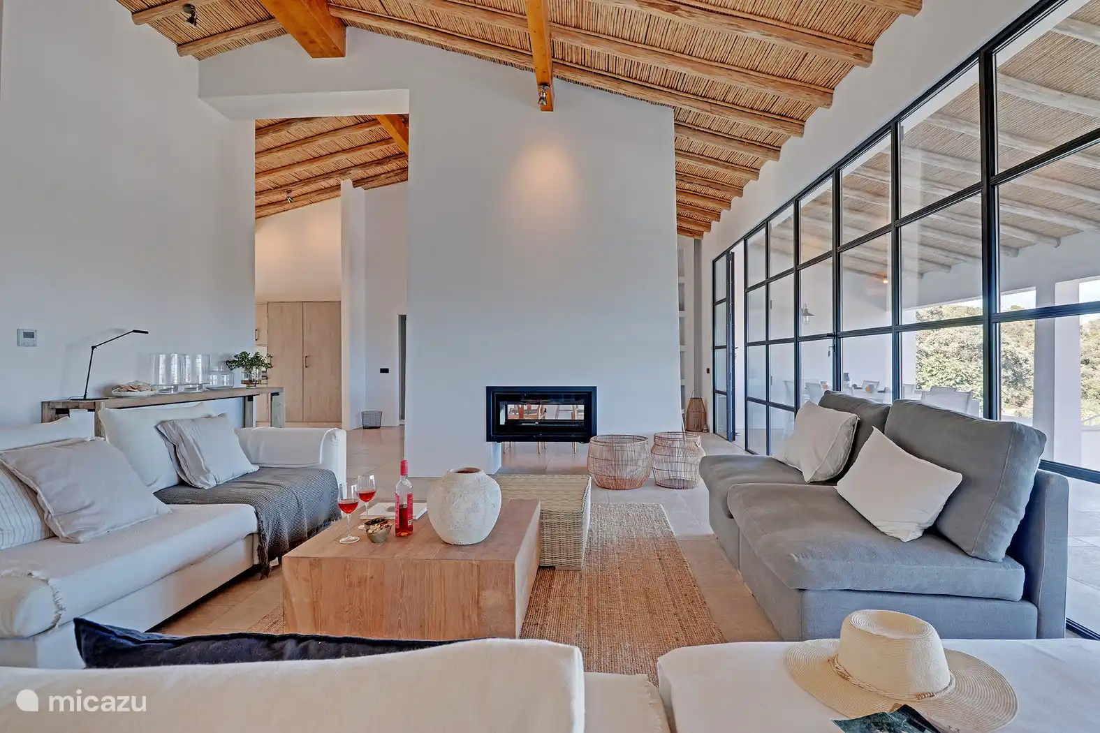 Salon avec cheminée