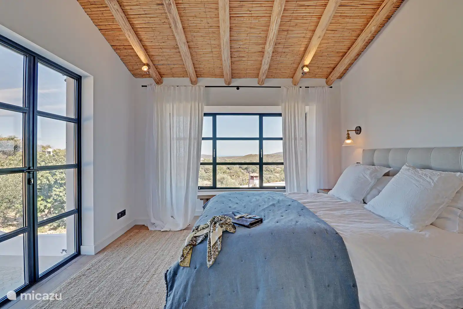 Chambre avec portes donnant sur la terrasse