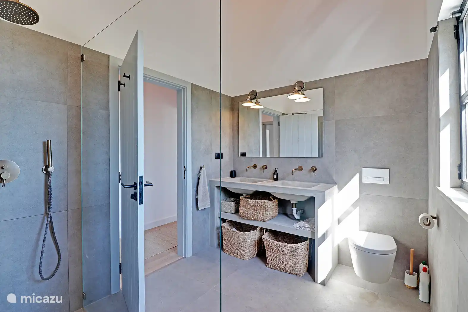 Salle de bain avec douche, toilettes et 2 lavabos