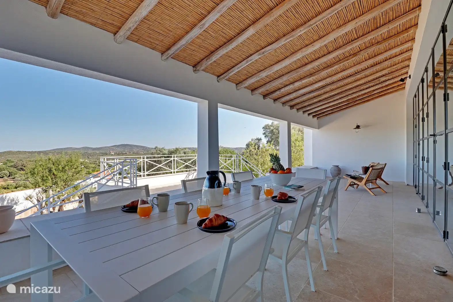 Table de petit-déjeuner avec vue
