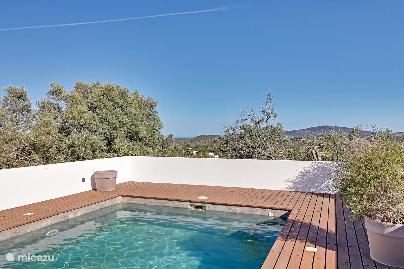 Piscine avec une vue à couper le souffle sur les montagnes