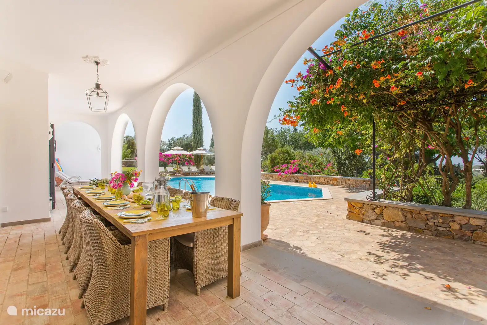 Table à manger extérieure 