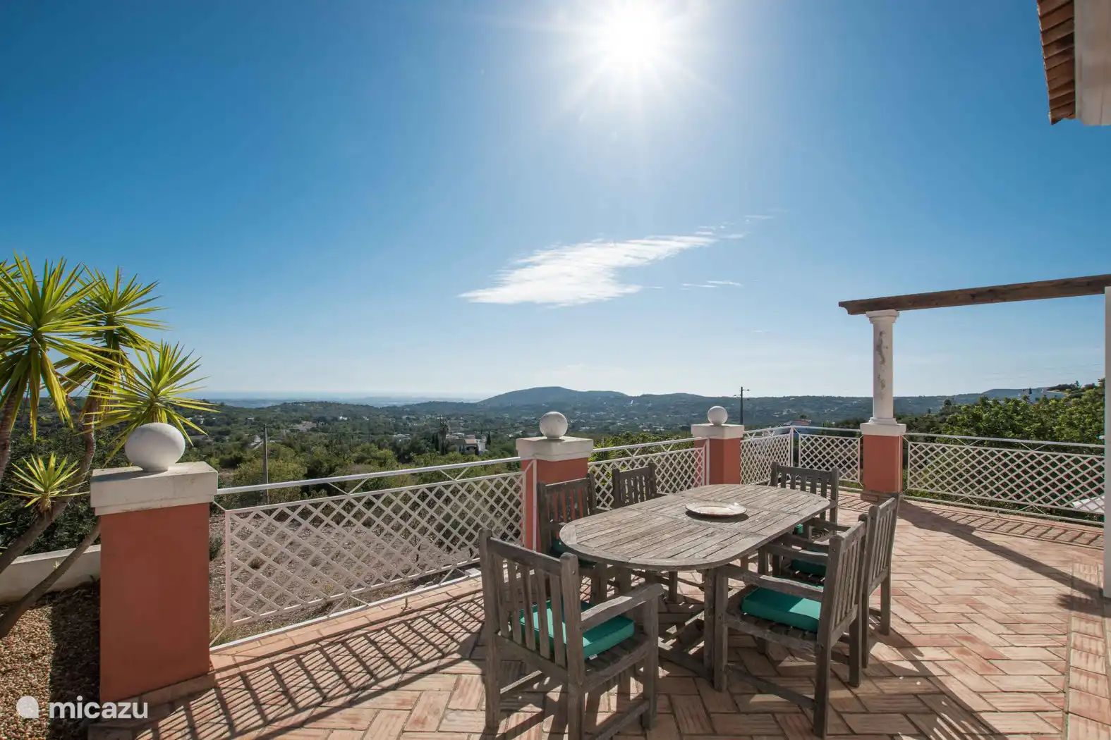 Terrasse avec vue et table à manger