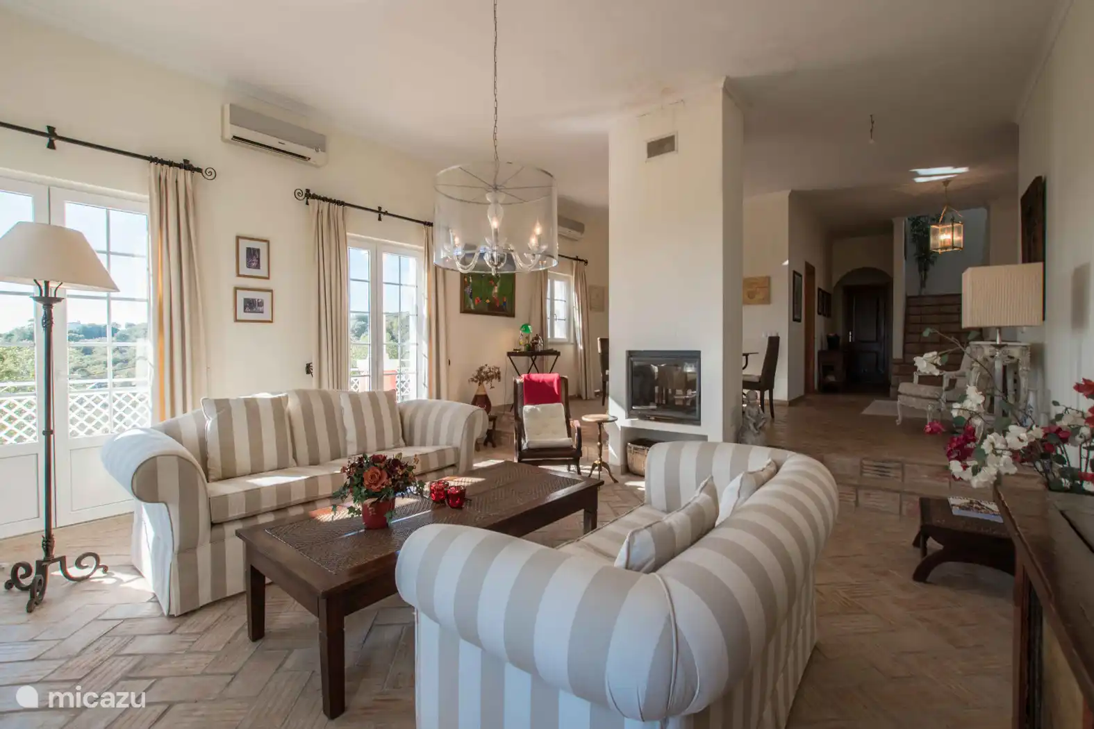 Salon avec cheminée