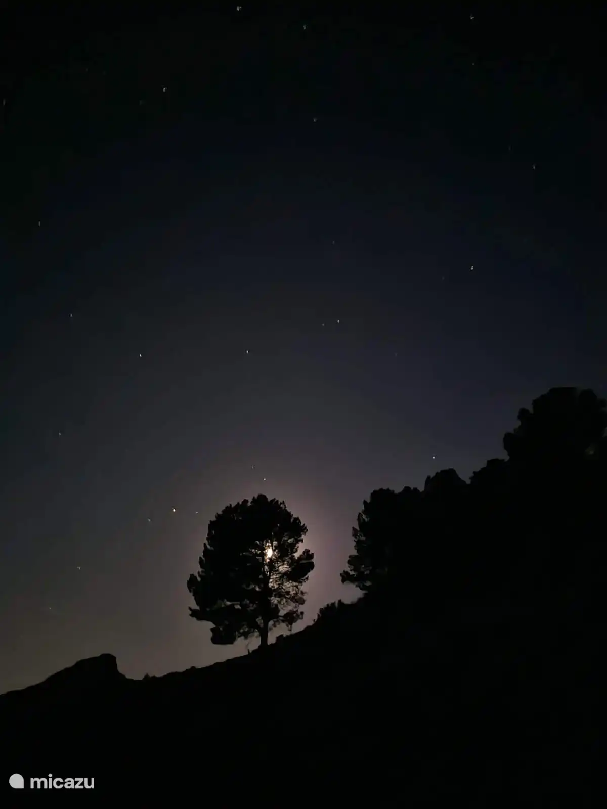 Geen lichtvervuiling bij ons, op een heldere nacht zijn er talloze sterren te zien.