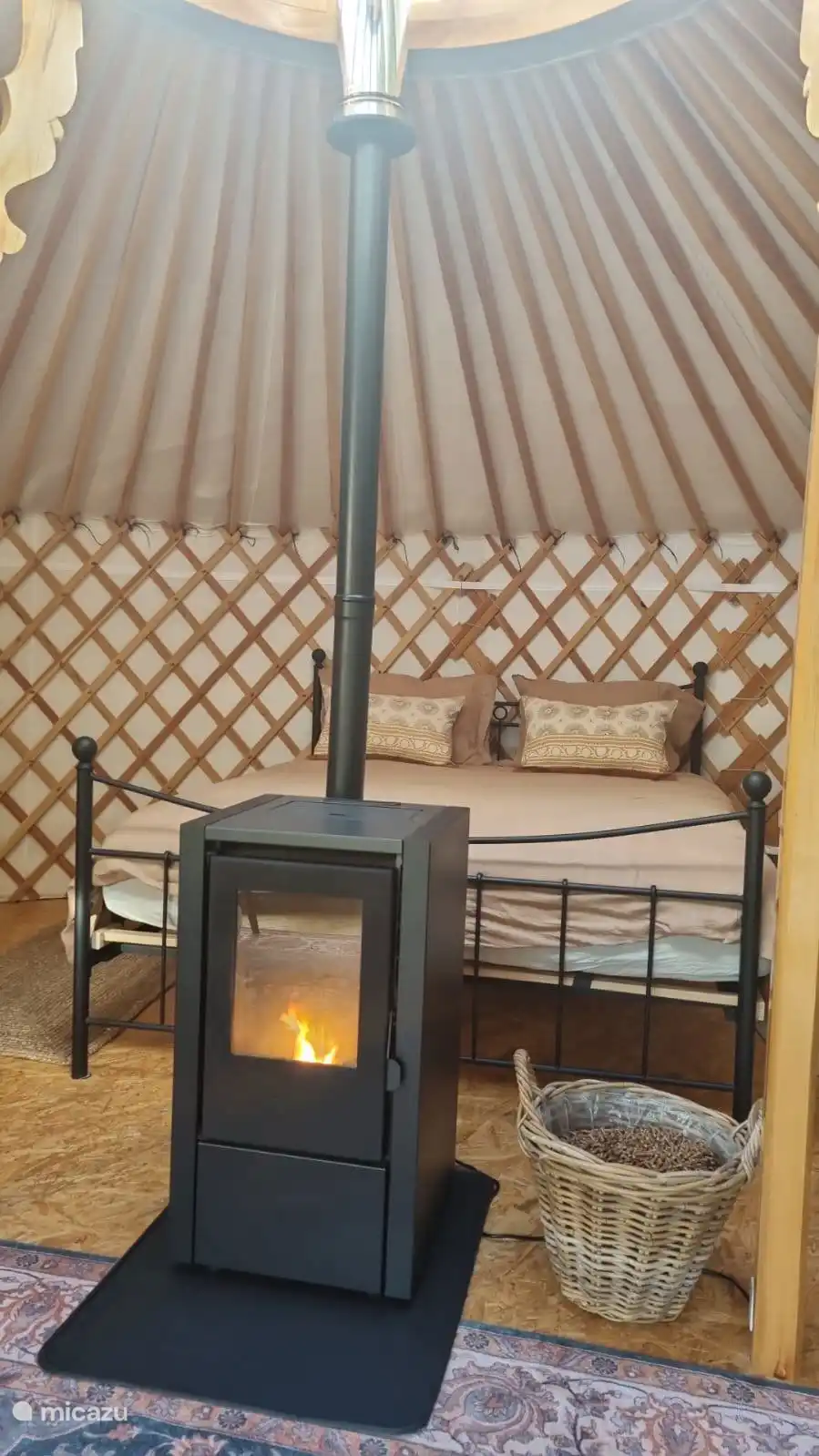 Door de pelletkachel is de yurt het hele jaar door een heerlijke plek om te verblijven.