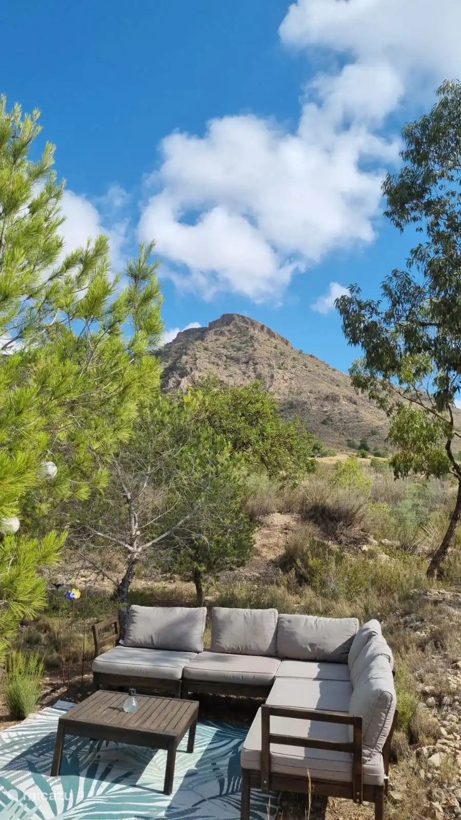 Uitzicht vanaf de yurt op de berg Camara.