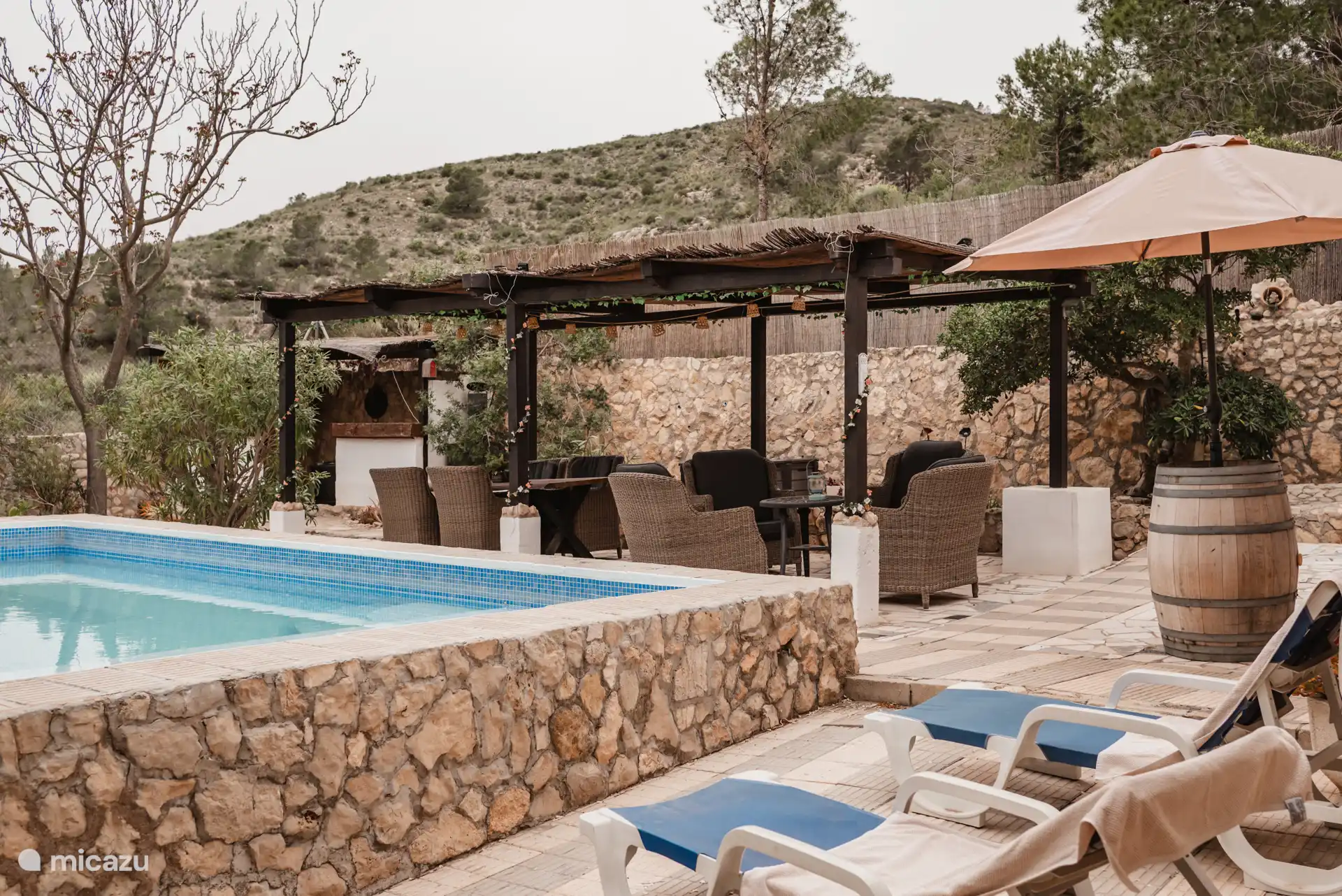 Zwembad en overdekt terras