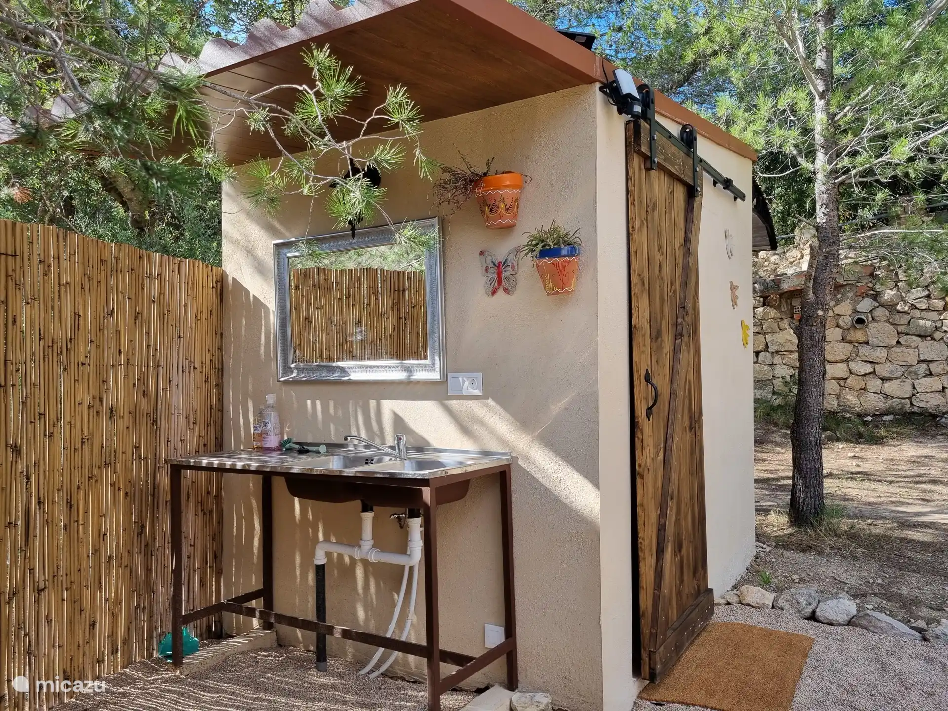 Jullie eigen douchegebouw.