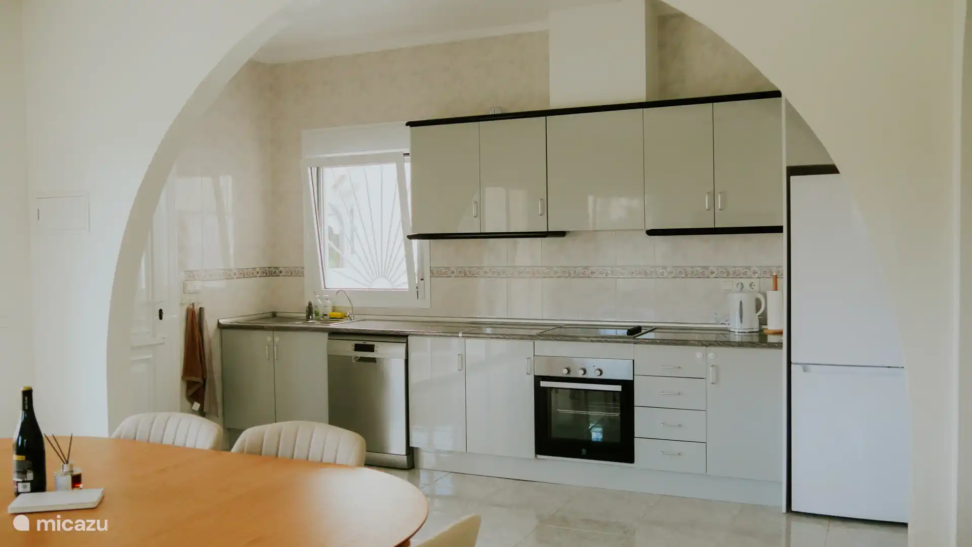 Moderne keuken compleet uitgerust met alle benodigde voorzieningen inclusief vaatwasser, oven en vriezer