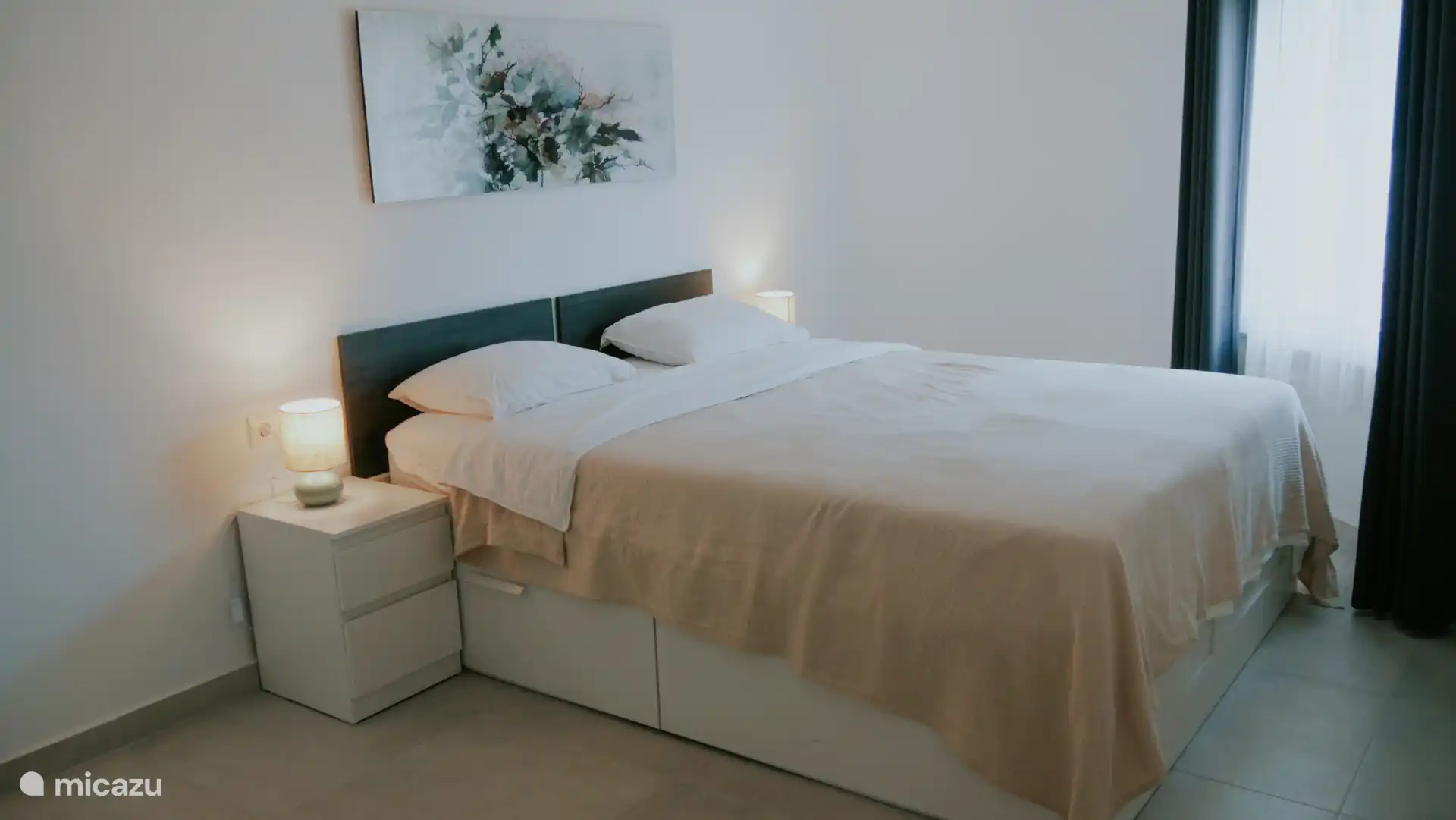 Slaapkamer in de onderbouw met een tweepersoonsbed en een ensuite badkamer