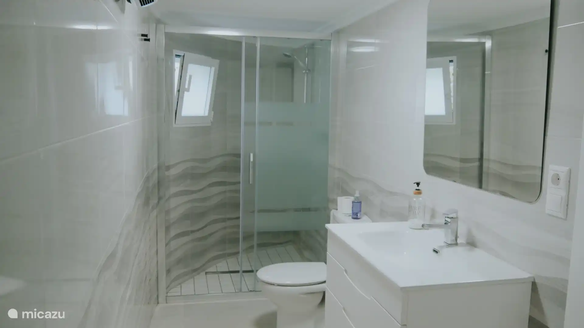 Grote ensuite badkamer met draaikiepraam en verwarming